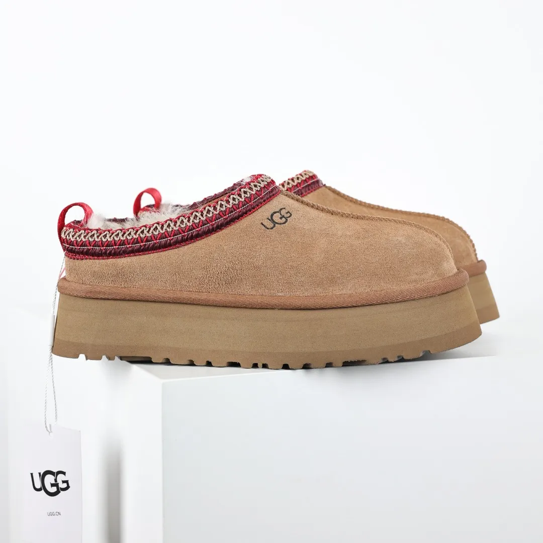 Copy price 💰560 Core recommendation of good price 5cm thick sole, independently developed original outsole, cashmere insole, keeping warm in winter, suitable for home use. In the new year, uug launched a style series, which is partially geared towards the preferences of young consumers. It has also moved to the forefront of fashion trends. Shoe body material, water-repellent coated suede upper, 17 mm UGGPURE™ implanted wool insole, lightweight non-slip and comfortable rubber outsole, with brand LOGO and trademark, with full package Size: 35 36 37 38 39 40